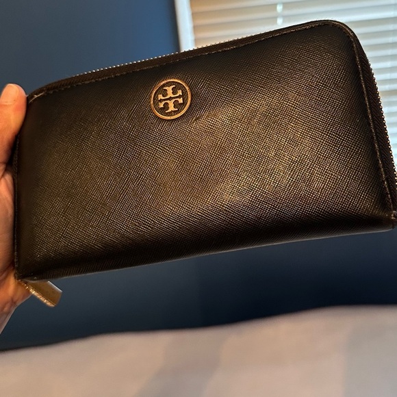 Tory Burch McGraw Slouchy Satchel Bag & Saffiano Leather Continental Zip Wallet - Picture 12 of 16